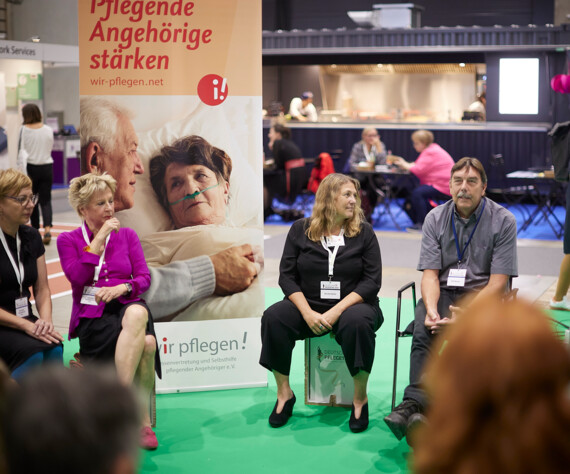 Pflege.Gestaltend Diskussionsrunde in der Ausstellung